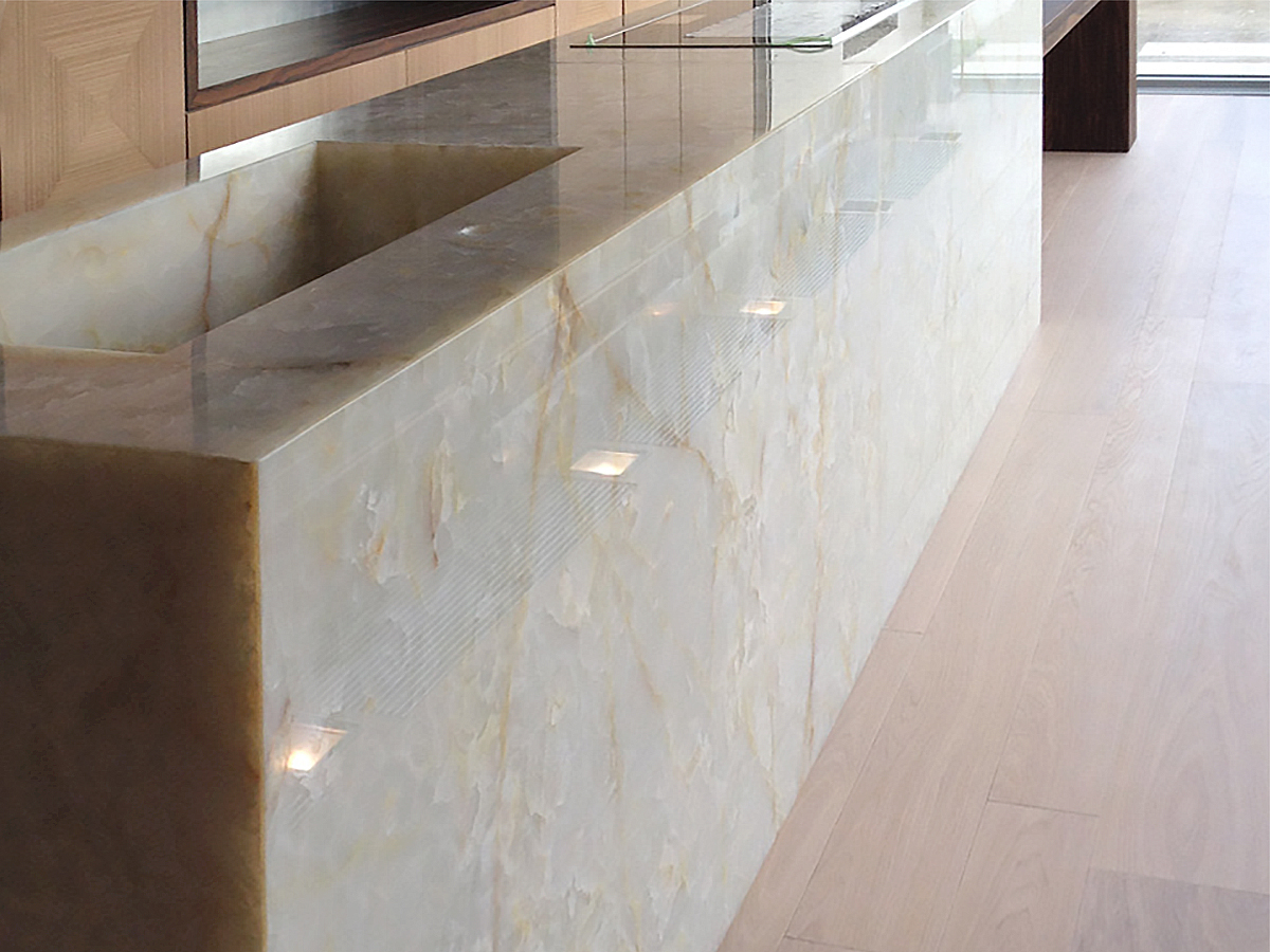 Marble Project: Residenza a Milano - Top cucina e lavabo in marmo